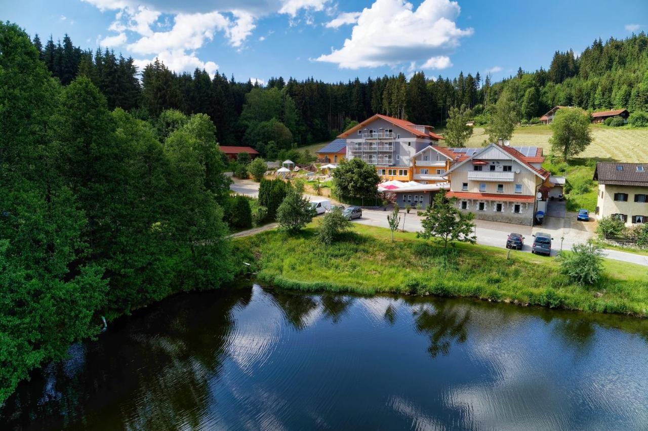 Wellnesshotel Deine Auszeit, Adults Only Achslach Exterior foto