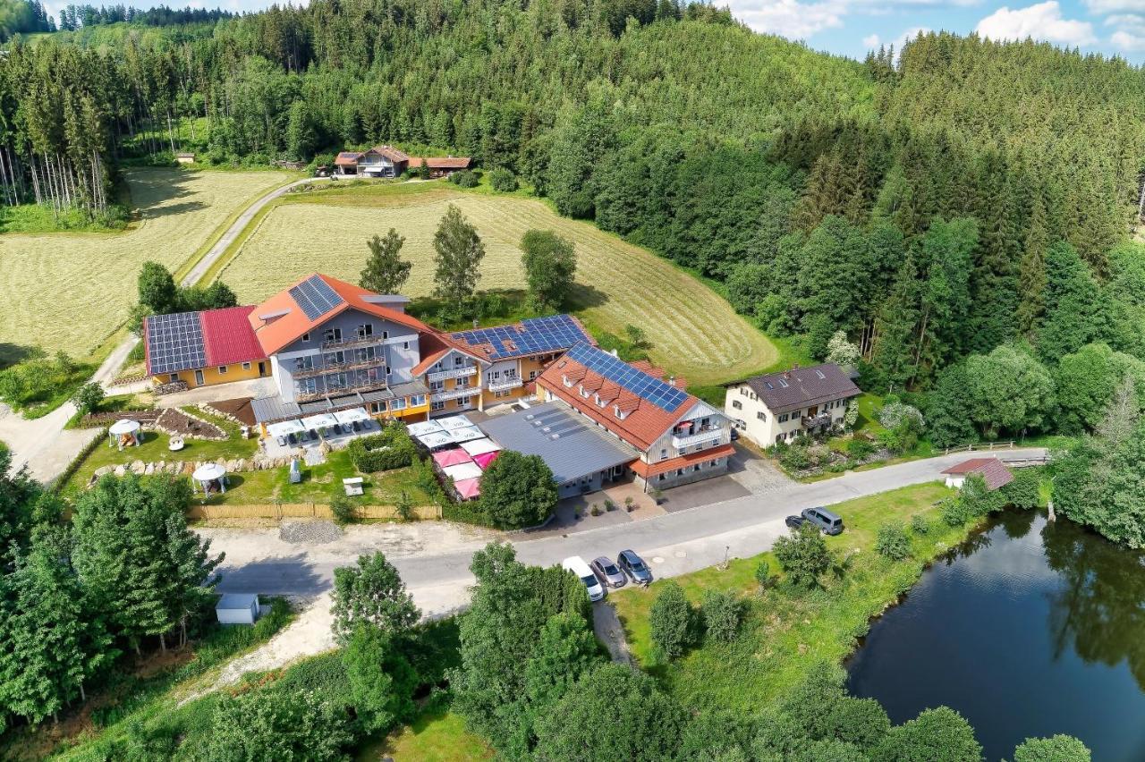 Wellnesshotel Deine Auszeit, Adults Only Achslach Exterior foto